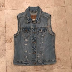 Sleeve-less jean jacket